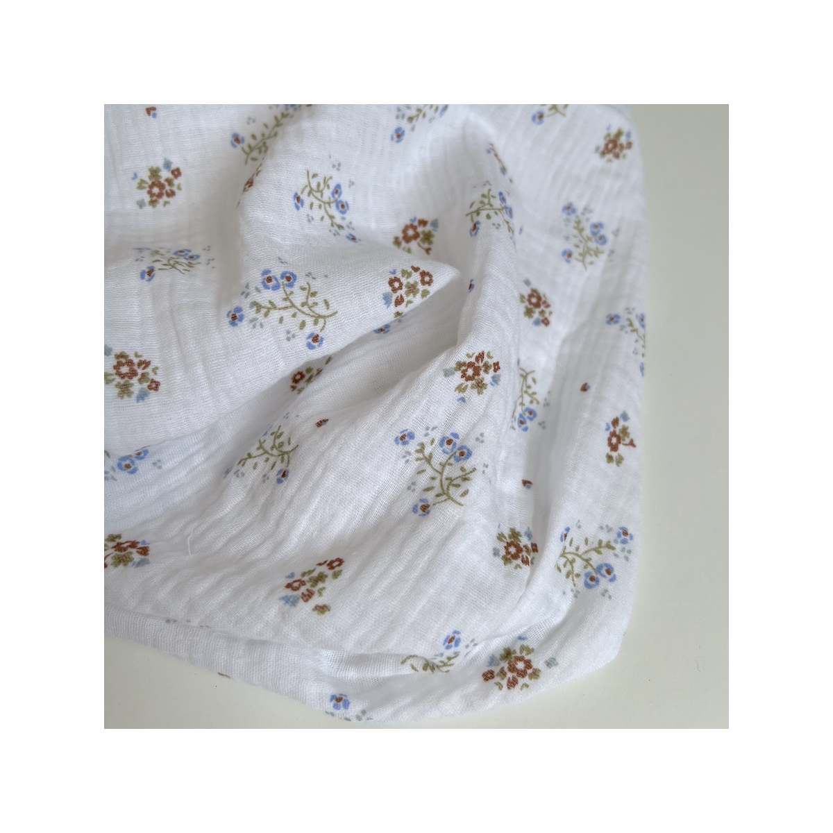 Double gaze de coton Zoli blanc fleuri bleu marron vert