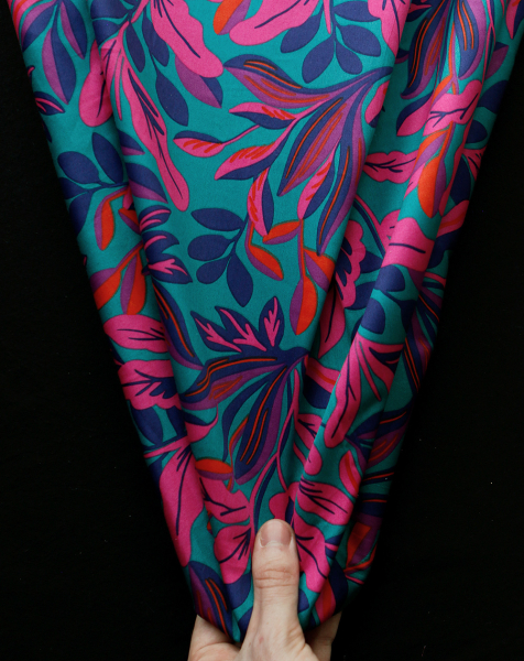 Nerida - Coton satiné Nerida Hansen à imprimé fleuri pétrole et fuschia 2