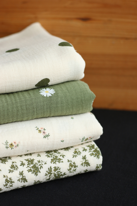 Laure - Double gaze coton BIO motif exclusif fond écru vert olive