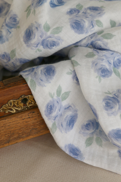 Assia - Double gaze de coton motif exclusif fond blanc cassé aquarelle bleu