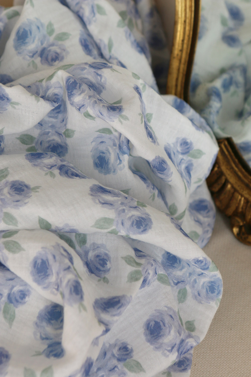 Assia - Double gaze de coton motif exclusif fond blanc cassé aquarelle bleu