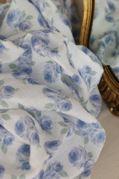 Assia - Double gaze de coton motif exclusif fond blanc cassé aquarelle bleu