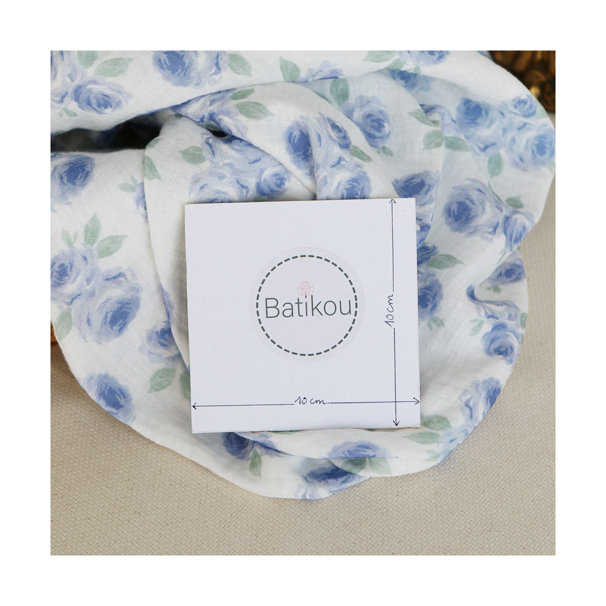 Assia - Double gaze de coton motif exclusif fond blanc cassé aquarelle bleu