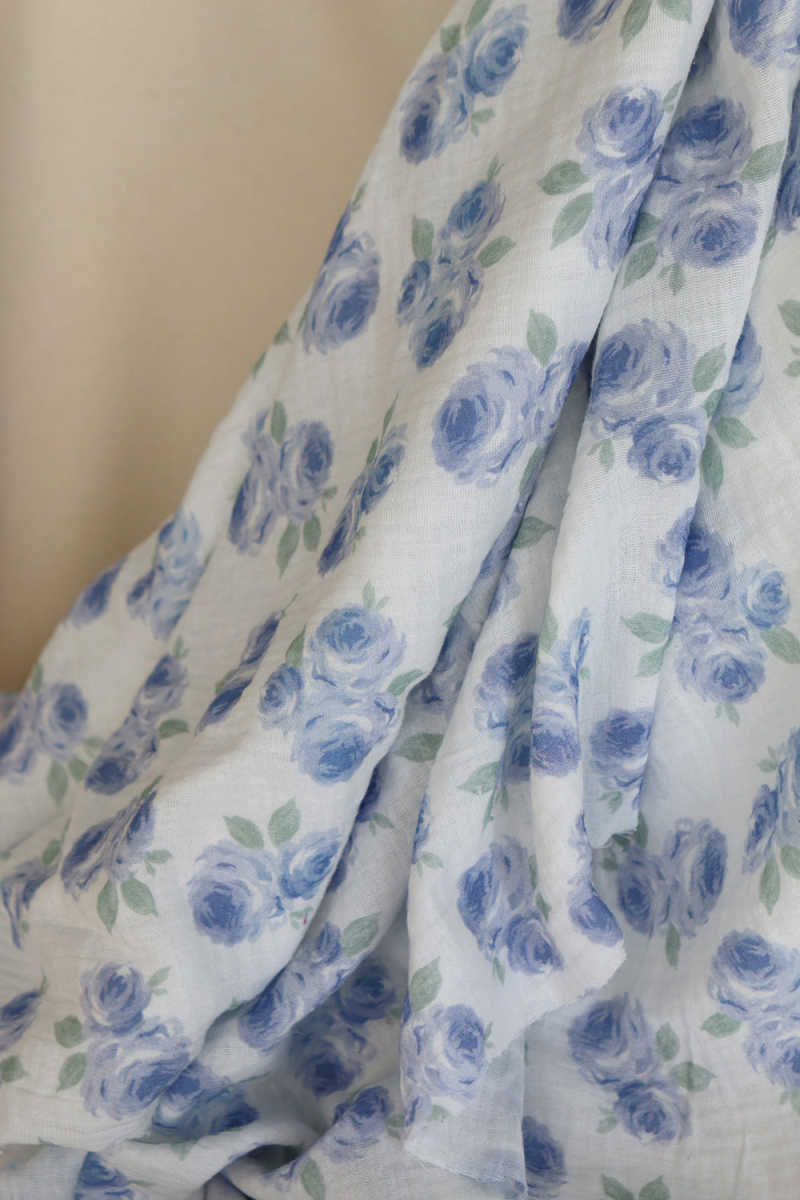 Assia - Double gaze de coton motif exclusif fond blanc cassé aquarelle bleu