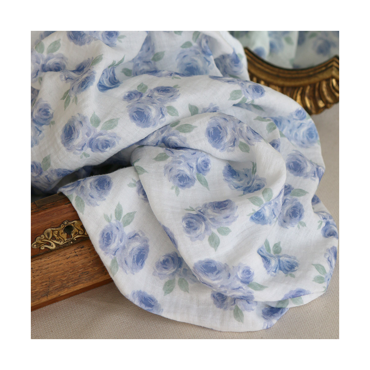 Assia - Double gaze de coton motif exclusif fond blanc cassé aquarelle bleu