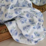 Assia - Double gaze de coton motif exclusif fond blanc cassé aquarelle bleu