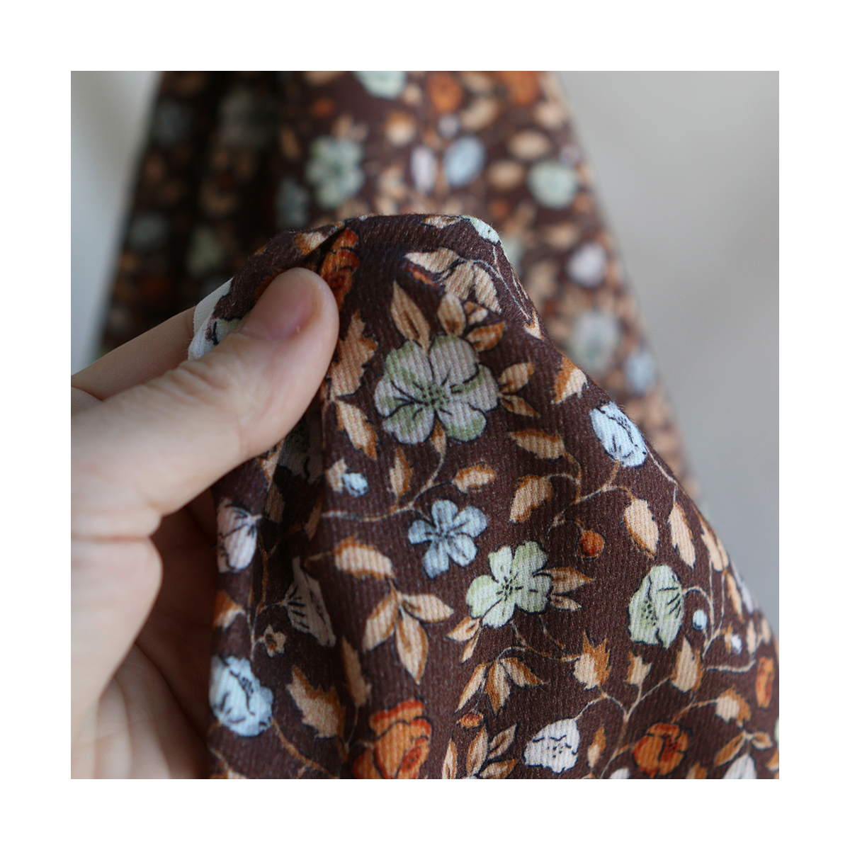 Amelia - Velours milleraies coton organique imprimé fleuri chocolat