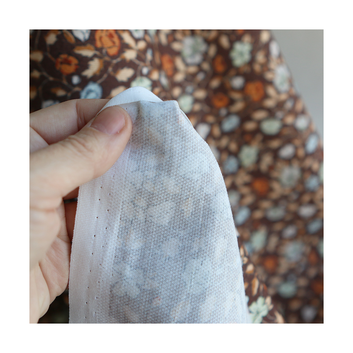 Amelia - Velours milleraies coton organique imprimé fleuri chocolat