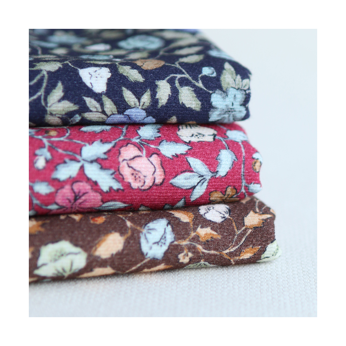 Amelia - Velours milleraies coton organique imprimé fleuri chocolat