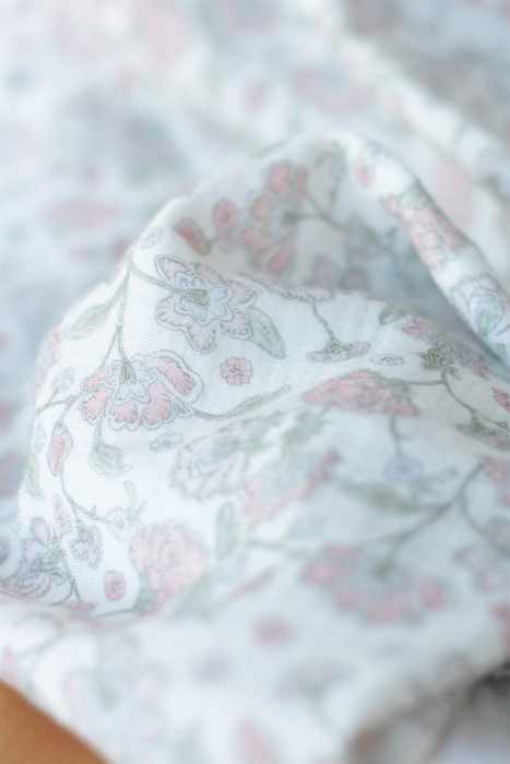 Kali - Double gaze de coton BIO blanc lait motif fleuri rose poudré Tissus issus de l'agriculture biologique  - 7