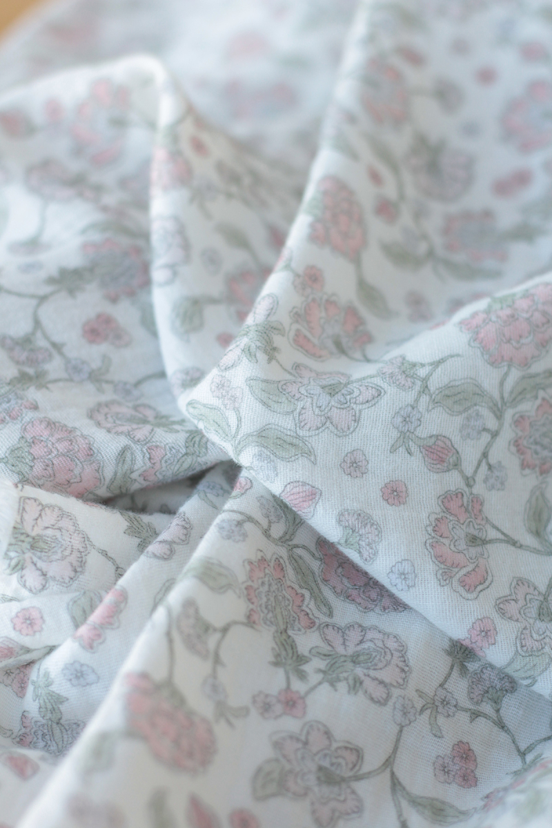 Kali - Double gaze de coton BIO blanc lait motif fleuri rose poudré Tissus issus de l'agriculture biologique  - 3