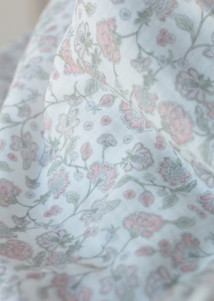 Kali - Double gaze de coton BIO blanc lait motif fleuri rose poudré Tissus issus de l'agriculture biologique  - 1 2