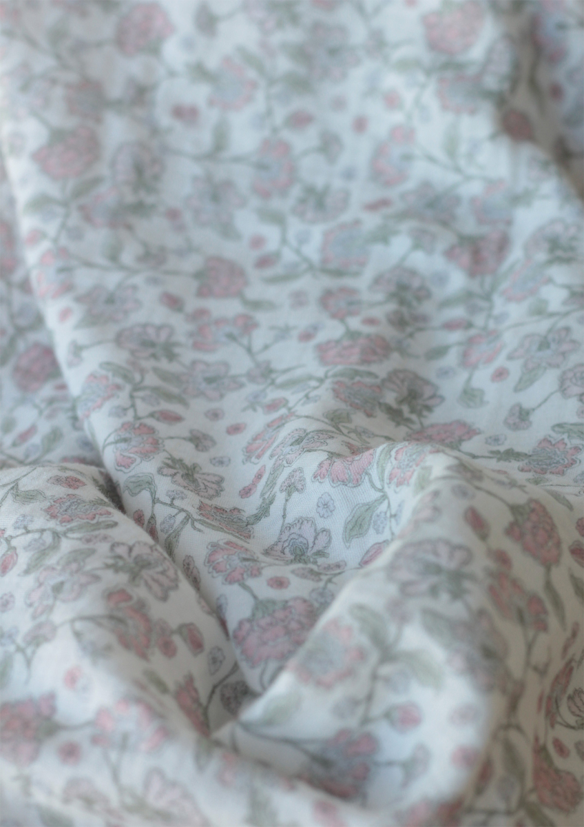 Kali - Double gaze de coton BIO blanc lait motif fleuri rose poudré Tissus issus de l'agriculture biologique  - 6