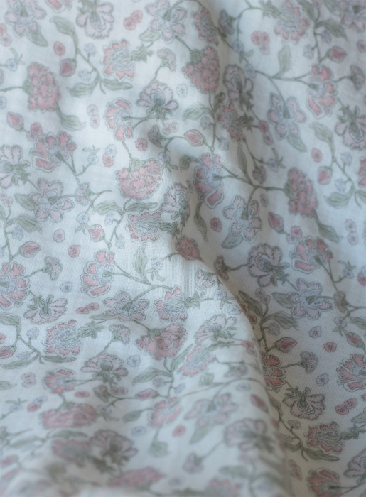 Kali - Double gaze de coton BIO blanc lait motif fleuri rose poudré Tissus issus de l'agriculture biologique  - 16
