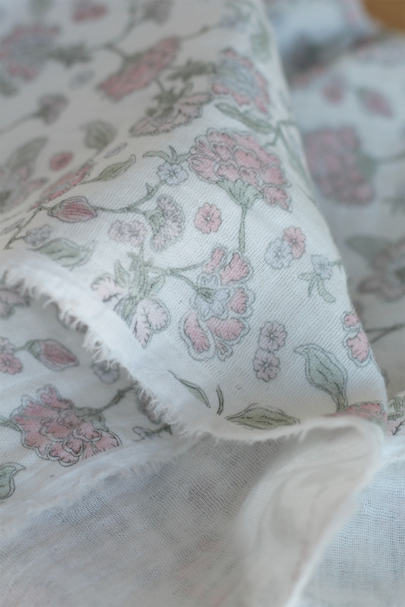 Kali - Double gaze de coton BIO blanc lait motif fleuri rose poudré Tissus issus de l'agriculture biologique  - 5