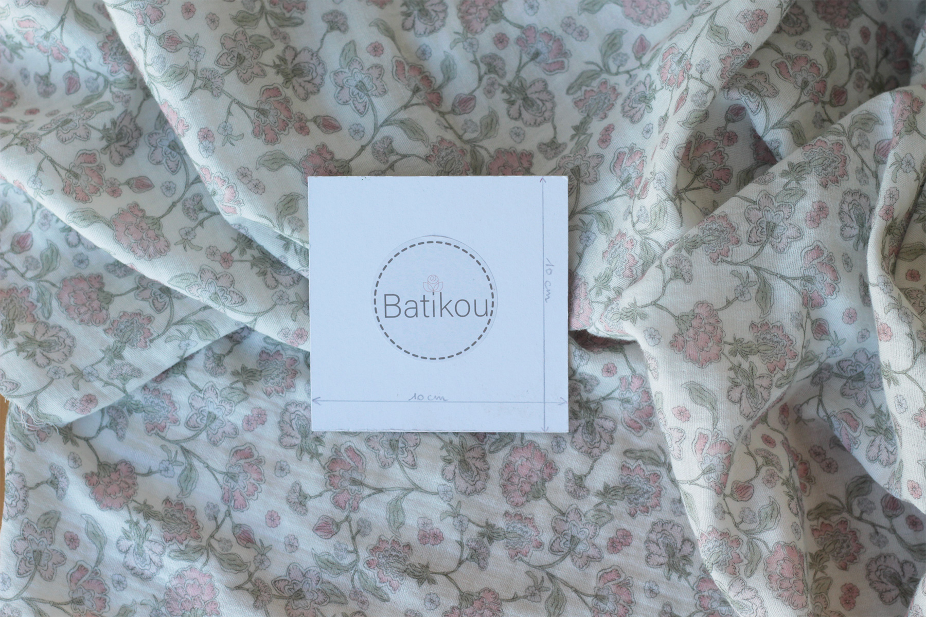 Kali - Double gaze de coton BIO blanc lait motif fleuri rose poudré Tissus issus de l'agriculture biologique  - 10