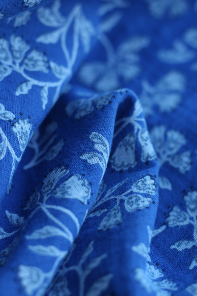 Priya - Double gaze de coton fond bleu cobalt fleuri façon hand block Tissus issus de l'agriculture biologique  - 1 2