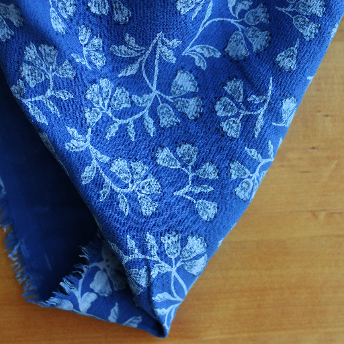 Priya - Double gaze de coton fond bleu cobalt fleuri façon hand block Tissus issus de l'agriculture biologique  - 3