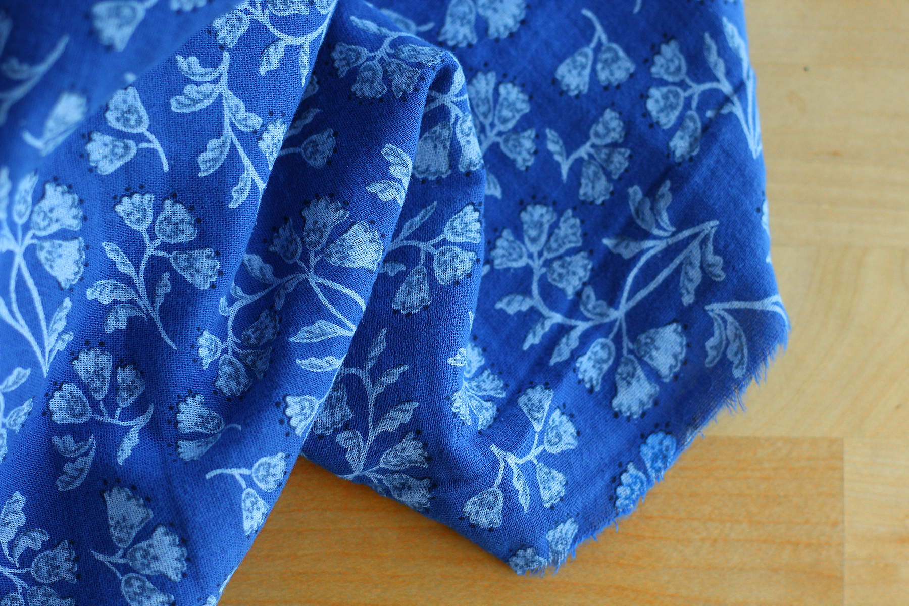 Priya - Double gaze de coton fond bleu cobalt fleuri façon hand block Tissus issus de l'agriculture biologique  - 4