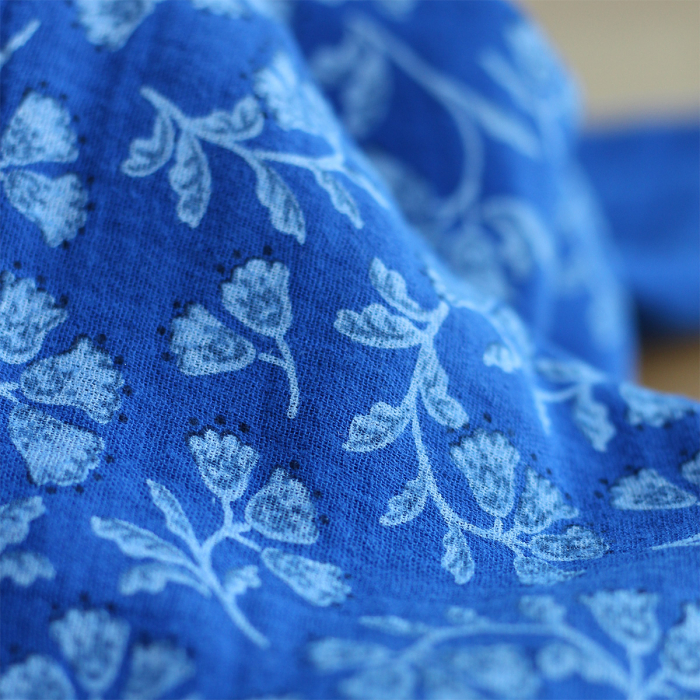 Priya - Double gaze de coton fond bleu cobalt fleuri façon hand block Tissus issus de l'agriculture biologique  - 5