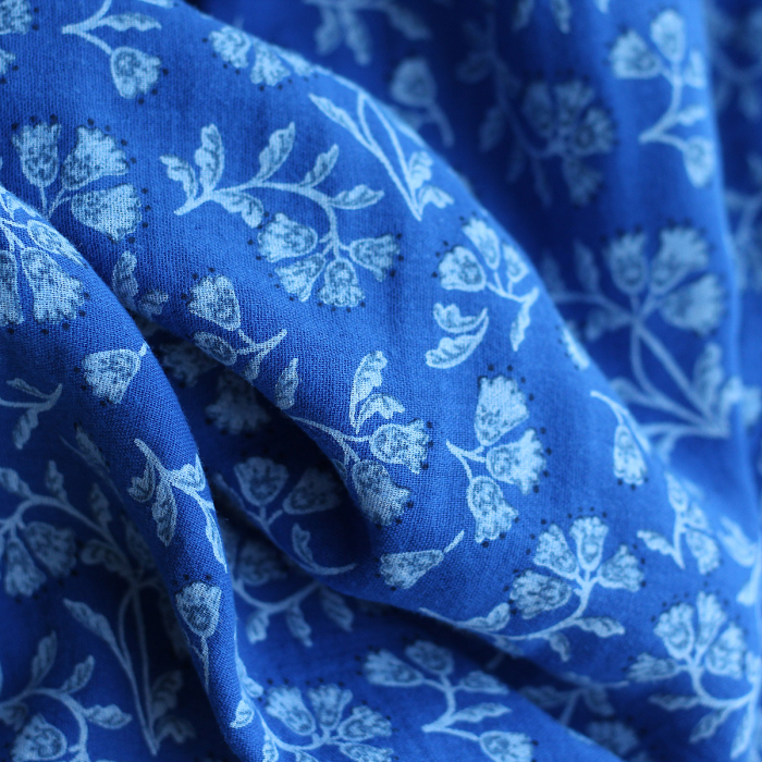 Priya - Double gaze de coton fond bleu cobalt fleuri façon hand block Tissus issus de l'agriculture biologique  - 6