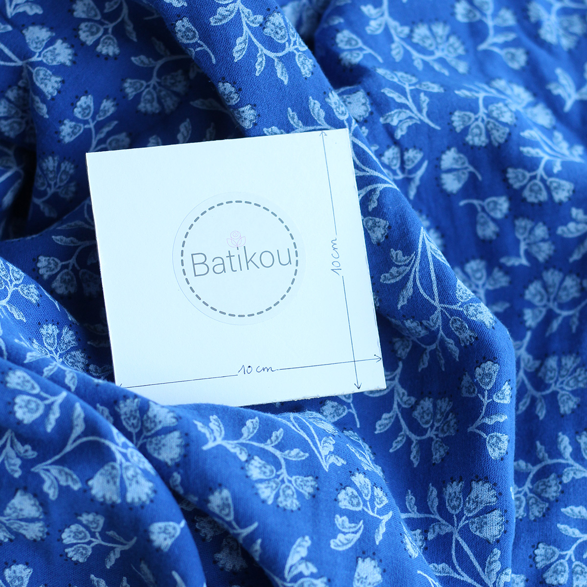 Priya - Double gaze de coton fond bleu cobalt fleuri façon hand block Tissus issus de l'agriculture biologique  - 7