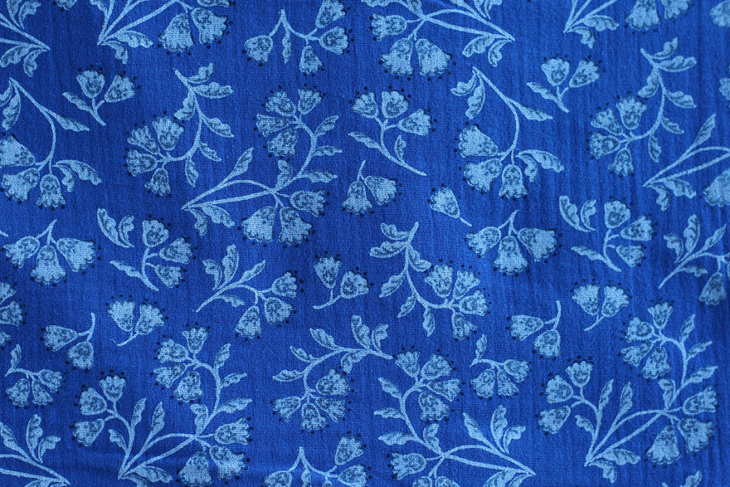 Priya - Double gaze de coton fond bleu cobalt fleuri façon hand block Tissus issus de l'agriculture biologique  - 8