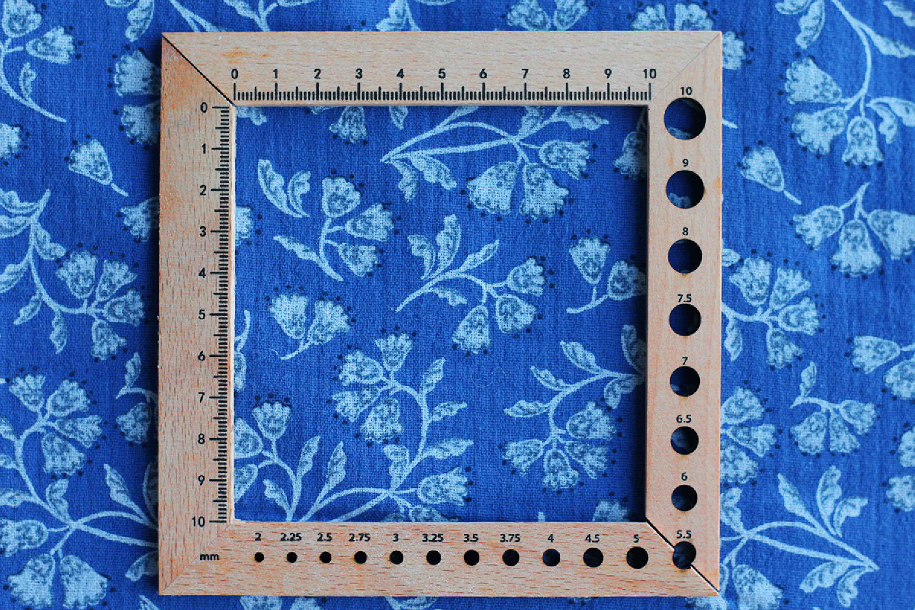 Priya - Double gaze de coton fond bleu cobalt fleuri façon hand block Tissus issus de l'agriculture biologique  - 9