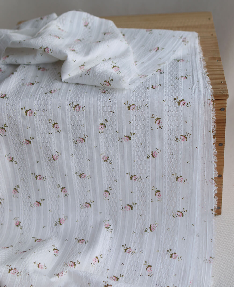 Suzanna - Tissu coton jacquard fond blanc fleuri rose