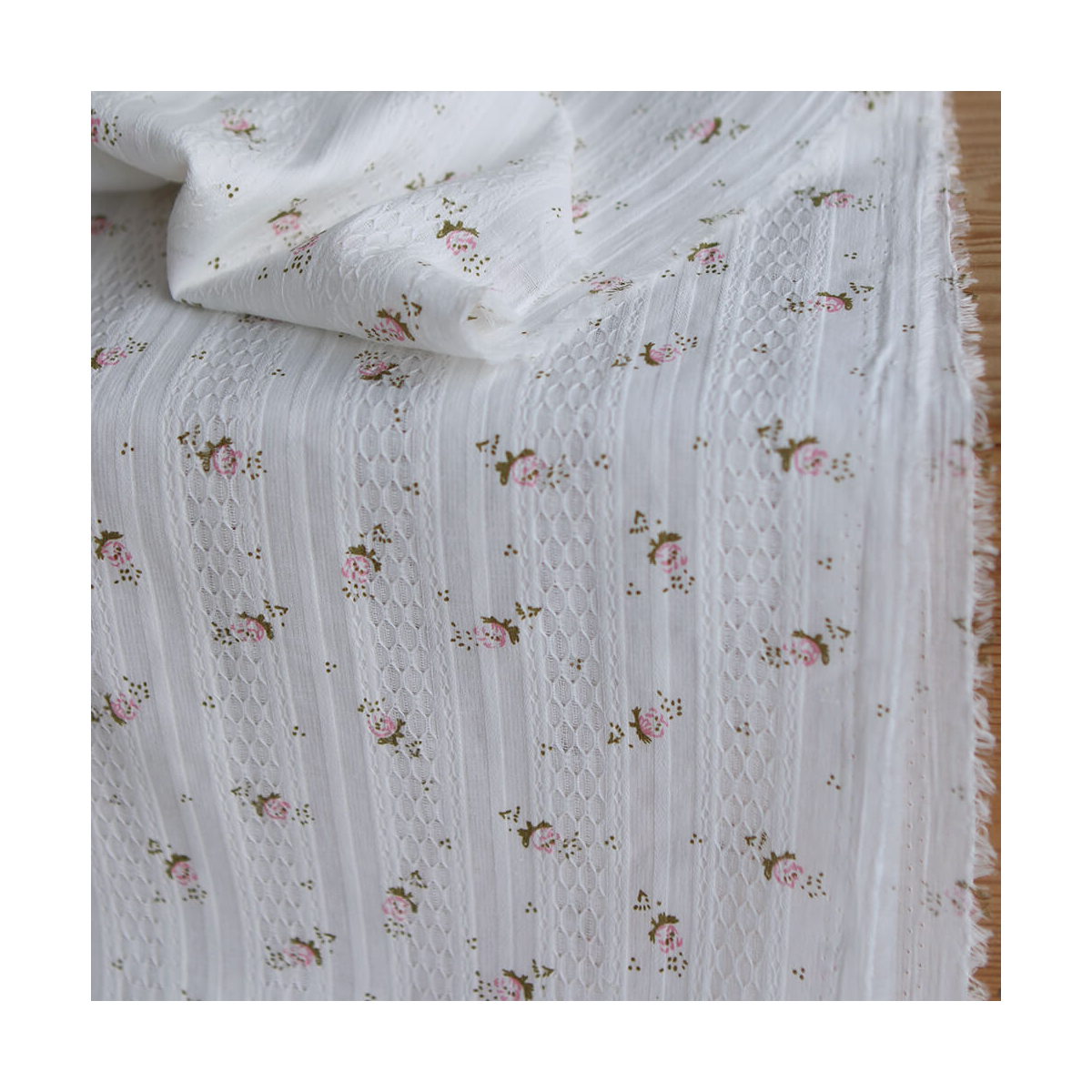 Suzanna - Tissu coton jacquard fond blanc fleuri rose