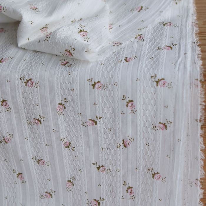 Suzanna - Tissu coton jacquard fond blanc fleuri rose