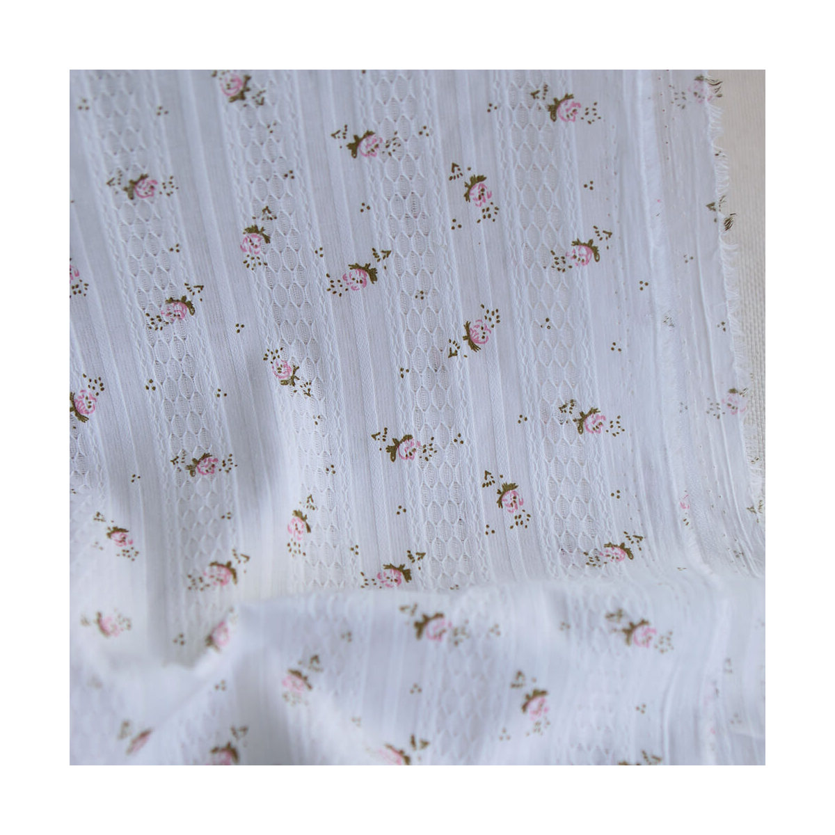 Suzanna - Tissu coton jacquard fond blanc fleuri rose