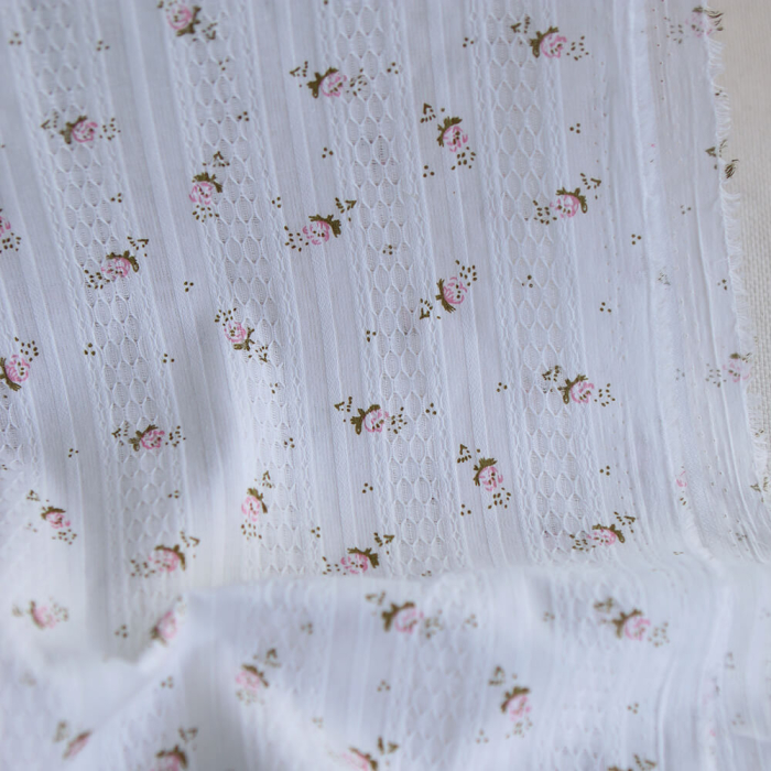 Suzanna - Tissu coton jacquard fond blanc fleuri rose