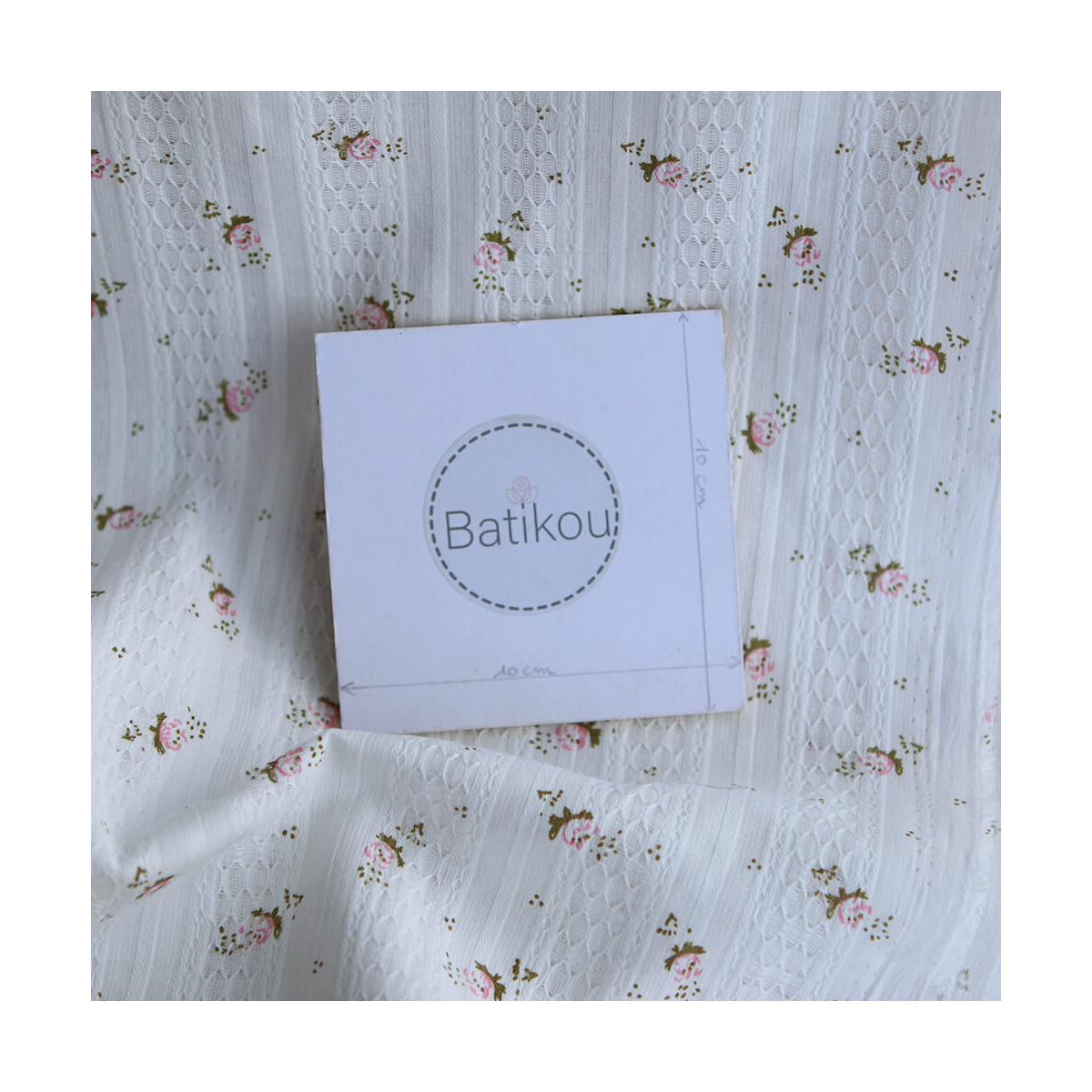 Suzanna - Tissu coton jacquard fond blanc fleuri rose