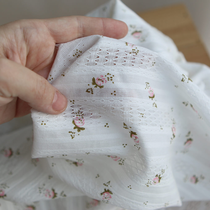Suzanna - Tissu coton jacquard fond blanc fleuri rose