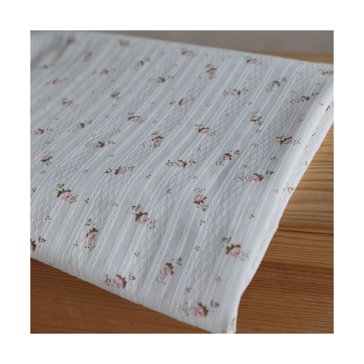 Suzanna - Tissu coton jacquard fond blanc fleuri rose