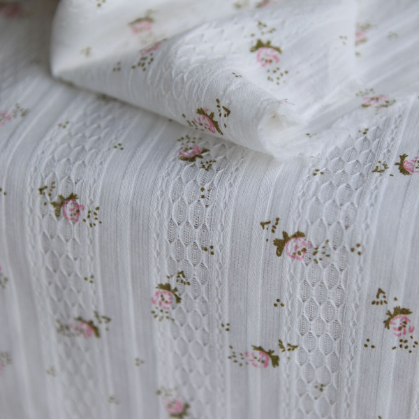 Suzanna - Tissu coton jacquard fond blanc fleuri rose