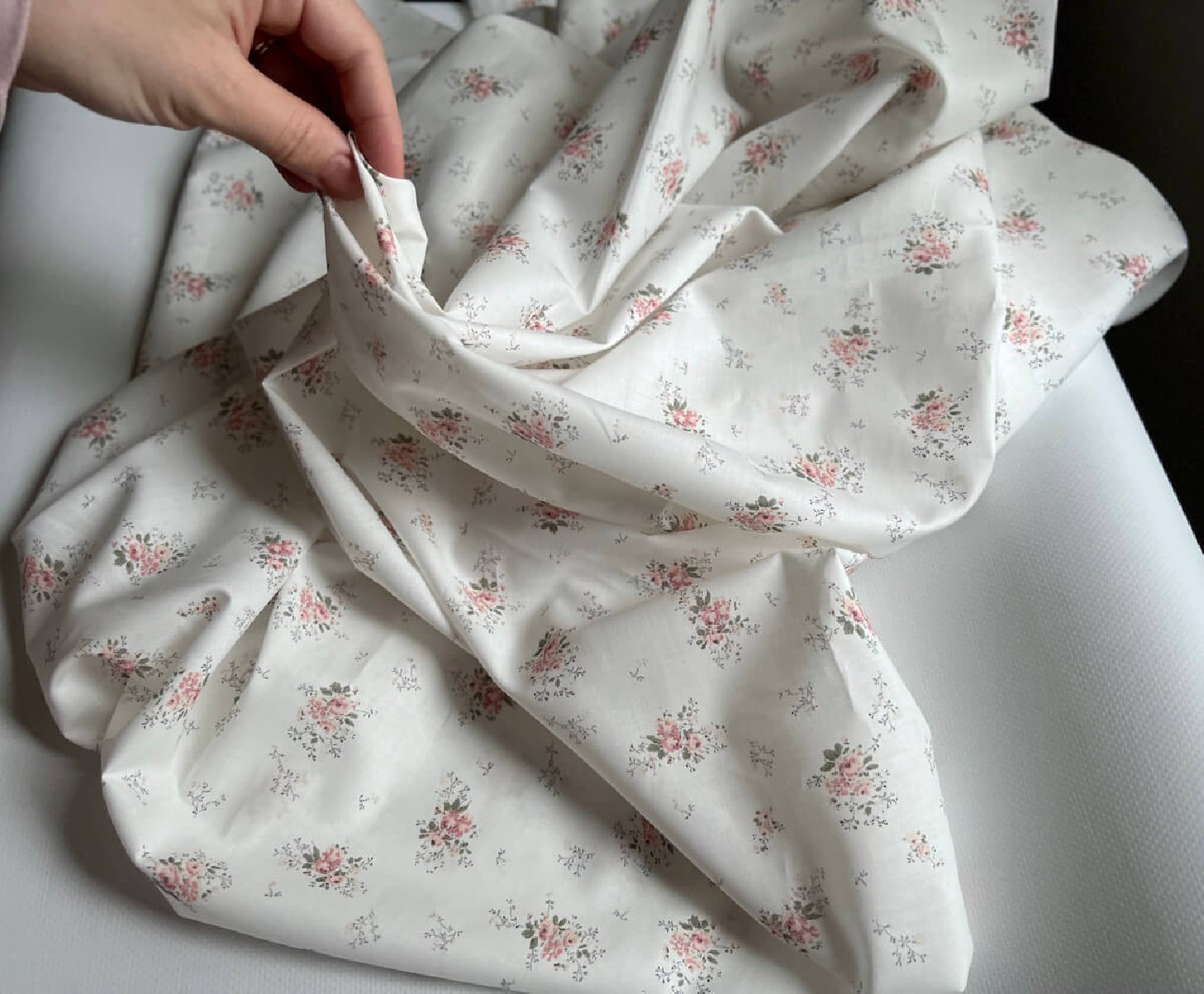 Tissu batiste coton douce imprimé fleuri ROMANCE vintage romantique Batikou