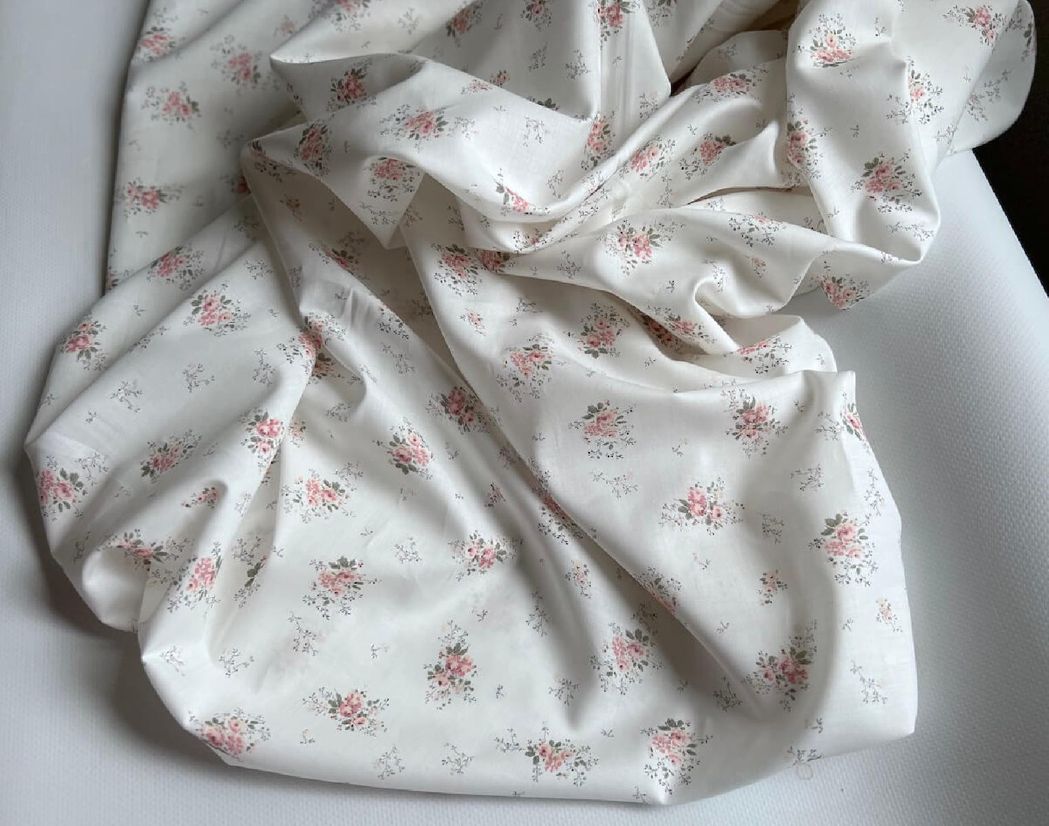 Tissu batiste coton douce imprimé fleuri ROMANCE vintage romantique Batikou