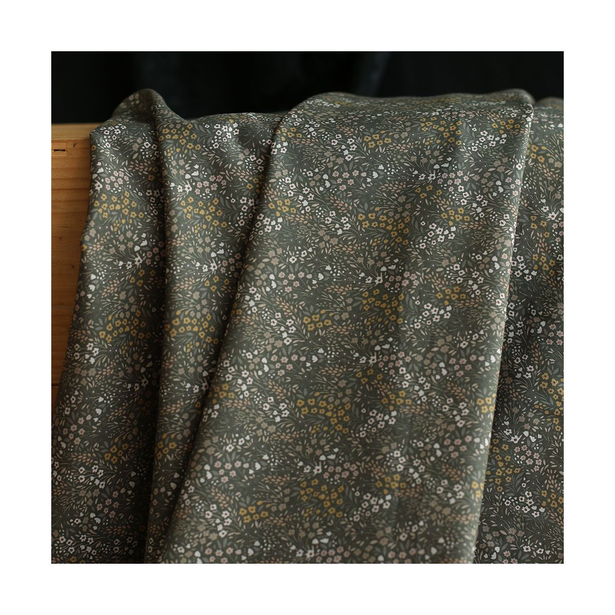 Norah - Batiste de coton à imprimé fleuri fond marron