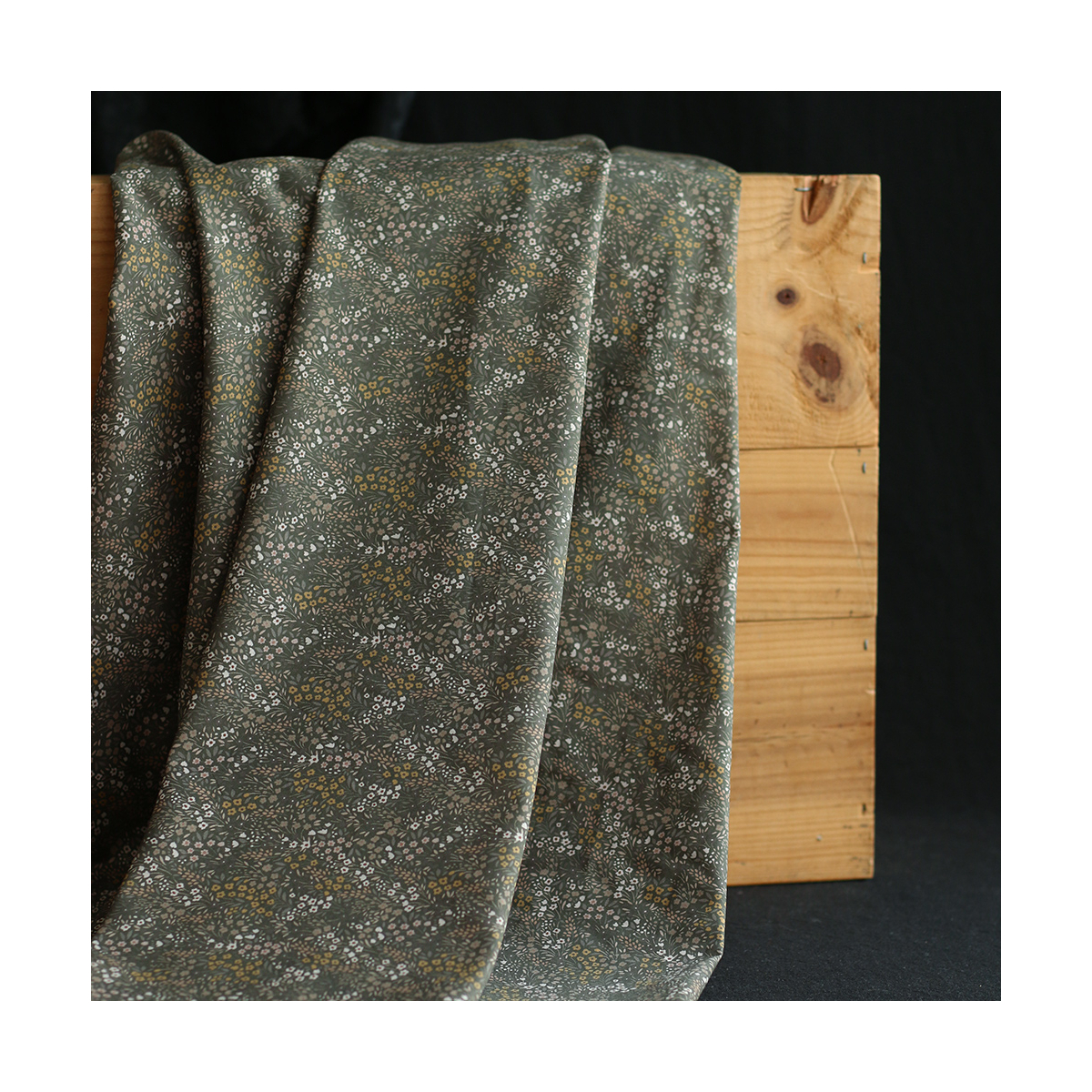 Norah - Batiste de coton à imprimé fleuri fond marron