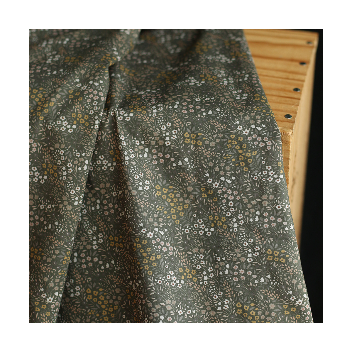 Norah - Batiste de coton à imprimé fleuri fond marron