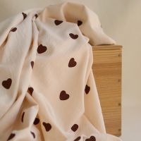 Manou - Coton lavé bio coloris vanille motif coeurs chocolat