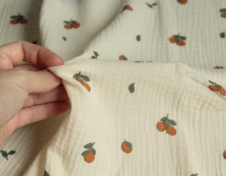 Double gaze de coton BIO écru motif exclusif oranges Tissus issus de l'agriculture biologique  - 1 2