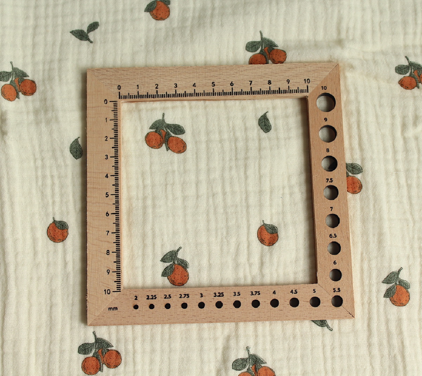 Double gaze de coton BIO écru motif exclusif oranges Tissus issus de l'agriculture biologique  - 4