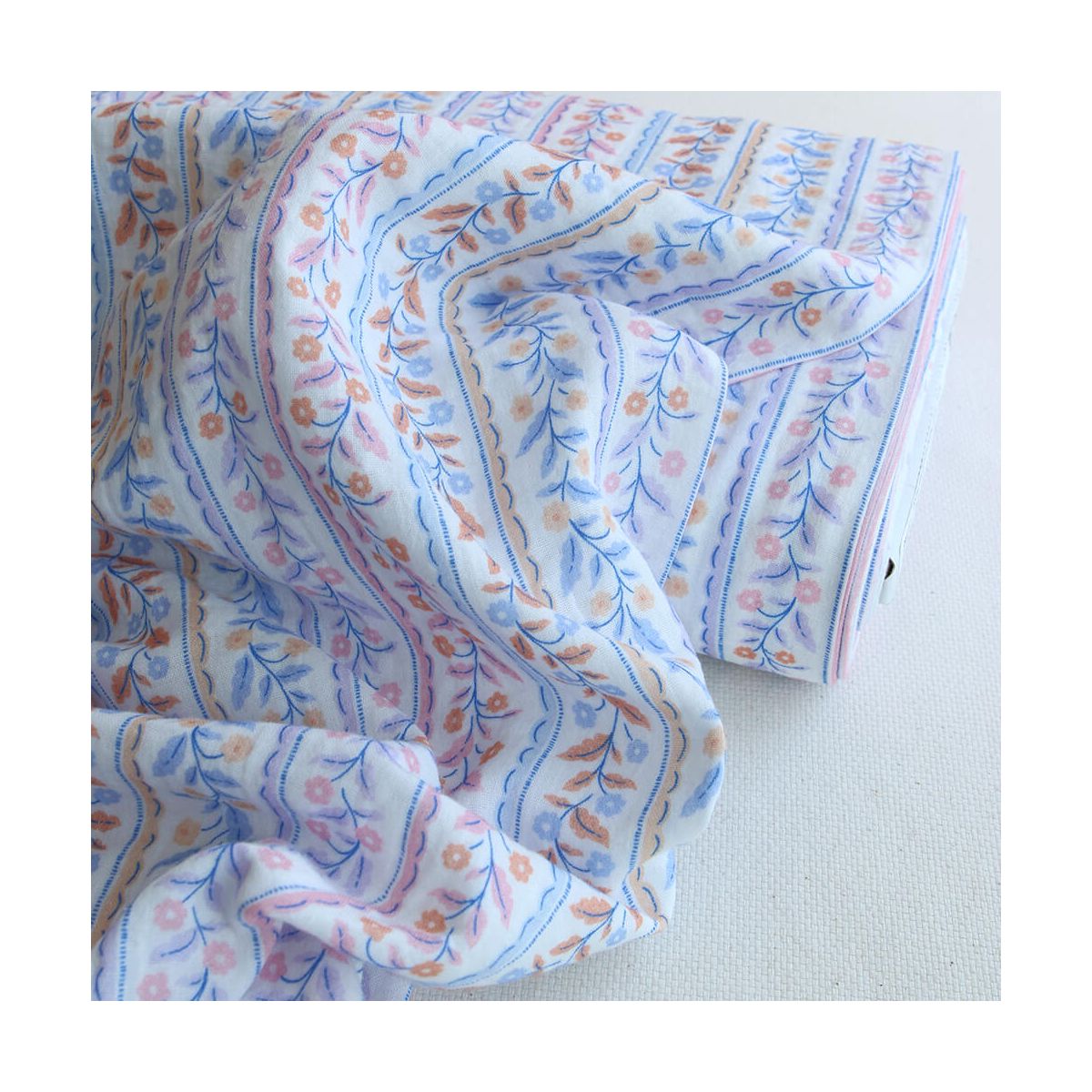 Tissu double gaze de coton bio guirlandes fleuries fond blanc