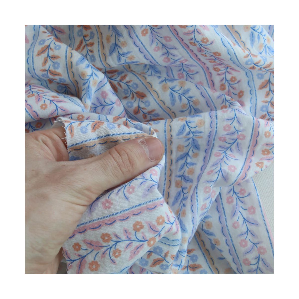 Tissu double gaze de coton bio guirlandes fleuries fond blanc