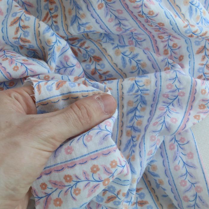 Tissu double gaze de coton bio guirlandes fleuries fond blanc