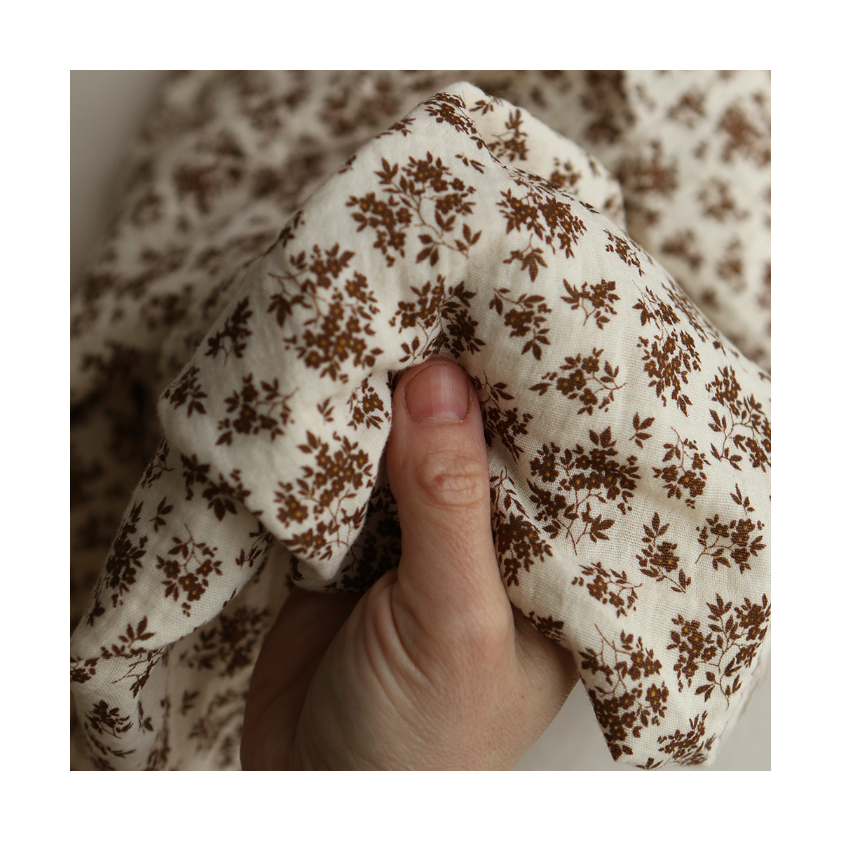 Soumeya - Double gaze coton BIO motif exclusif fond écru chocolat