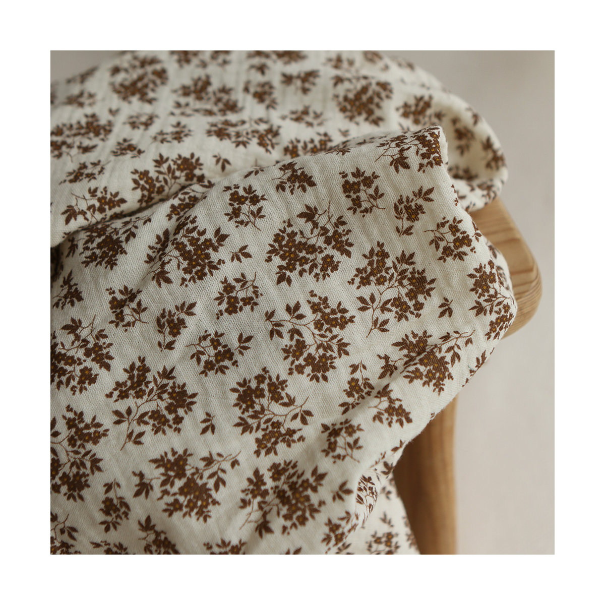 Soumeya - Double gaze coton BIO motif exclusif fond écru chocolat